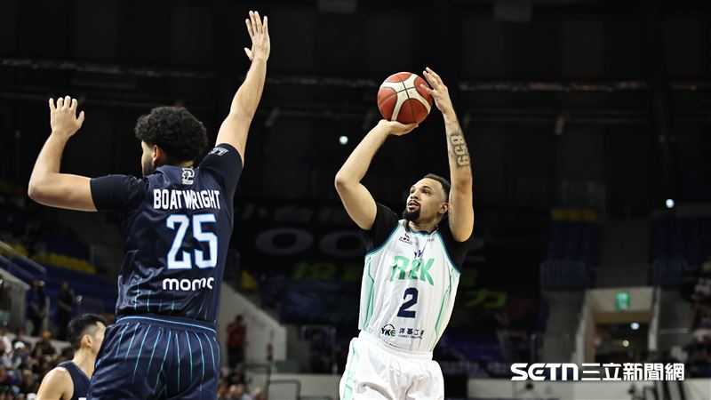 PLG例行賽，洋基工程洋將賈科比中距離跳投。（圖／記者劉彥池攝影）