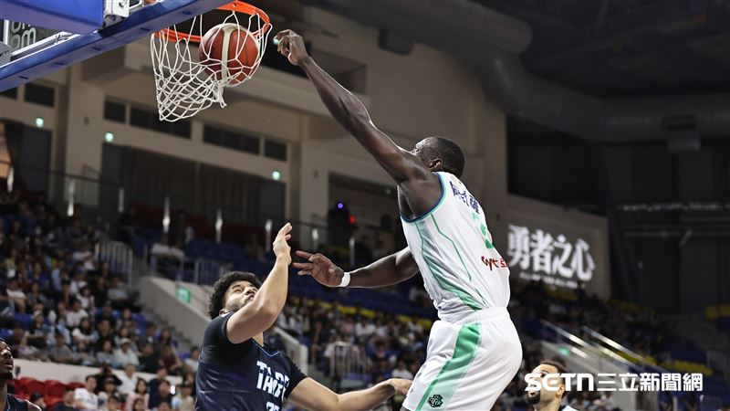 PLG例行賽，洋基工程外籍生阿拉薩單臂暴扣。（圖／記者劉彥池攝影）