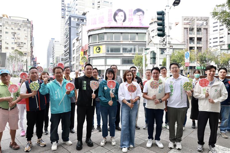 立委邱議瑩攜手多位與陳其邁長期共事的助理、幕僚與後援會，一同換上「接棒拚！高雄贏！」新看板。（圖／邱議瑩辦公室提供）