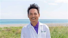 最帥超人醫師徐超斌過世，生前曾說「世界以痛吻我 我報之以愛」催淚。（圖／翻攝自徐超斌臉書、《台灣亮起來》YT、發光體文化提供） 