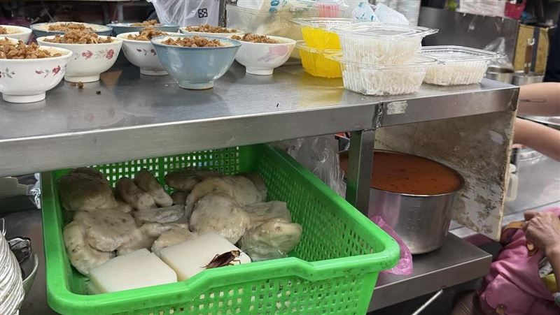 台中市第二市場知名小吃攤被網友拍到有蟑螂在食材上爬動。（圖／翻攝自Threads ＠j08260433）