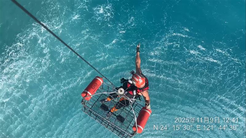 消防和海巡單位出動吊掛裝置，救出受困遊客。（圖／翻攝自今日花蓮臉書）