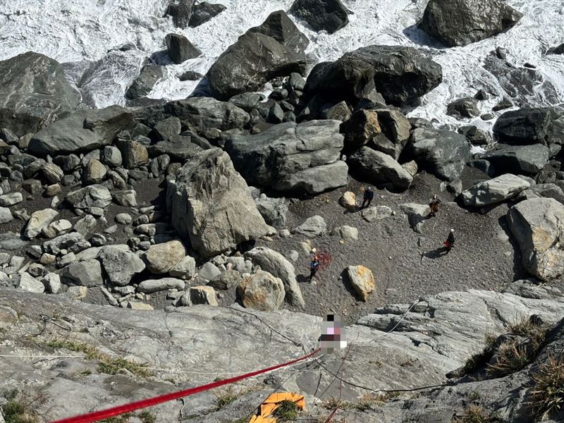 遭浪捲走的62歲張姓女子，已經沒有生命跡象。（圖／翻攝自今日花蓮臉書）