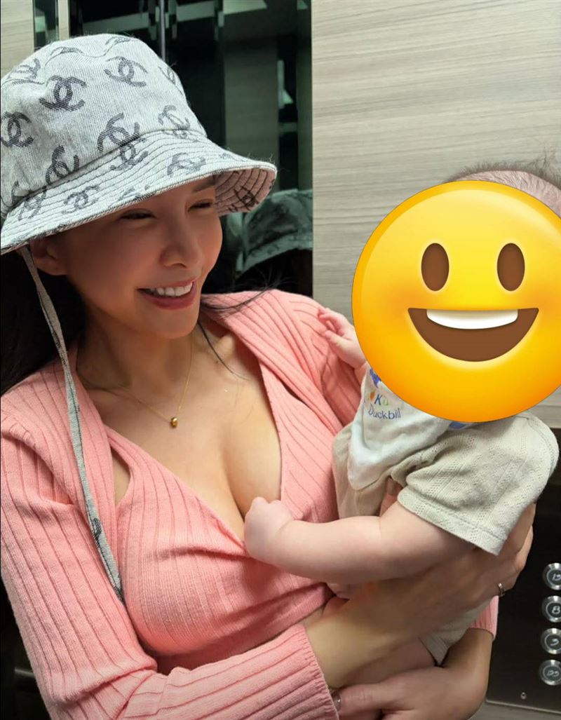 蘇心甯被小孩扯住衣領洩春光。（圖／翻攝自臉書）