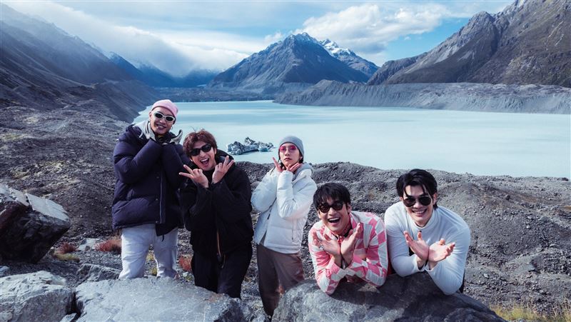 Mile(右起)、Apo、陳妤、陳柏霖與黃宣山路健行的終點是冰川湖。（圖／出去一下提供）