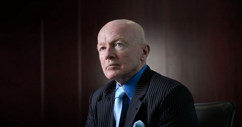 墨比爾斯認為AI相關類股恐大幅回檔，預估幅度達30至40％。（圖／摘自維基百科）