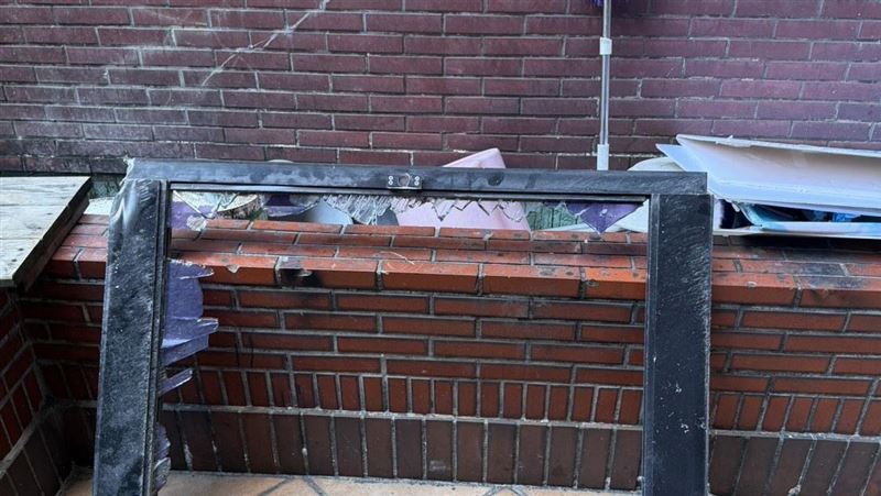 鳳凰颱風尚未抵台，台北市就發生強風吹落窗戶意外，所幸未造成人員傷亡。（圖／翻攝畫面）