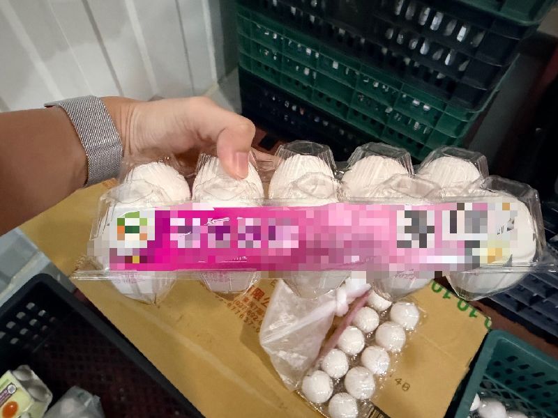 高雄市政府衛生局日前接獲彰化縣衛生局通知有殼蛋產品「芬普尼」超標流向高雄，當日隨即派員稽查，要求業者下架。（高雄市衛生局提供）