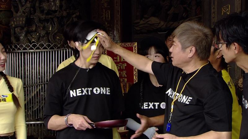 郭忠祐被砸雞蛋。（圖／民視提供）