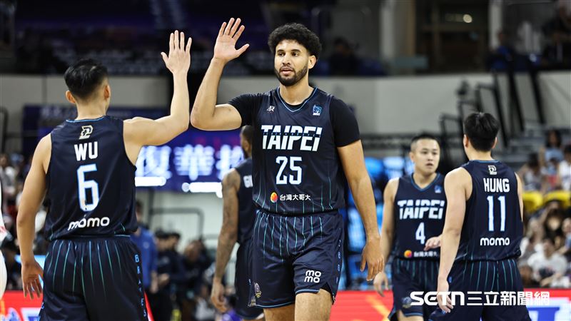 PLG例行賽，富邦勇士洋將柏萊特和隊友擊掌。（圖／記者劉彥池攝影）