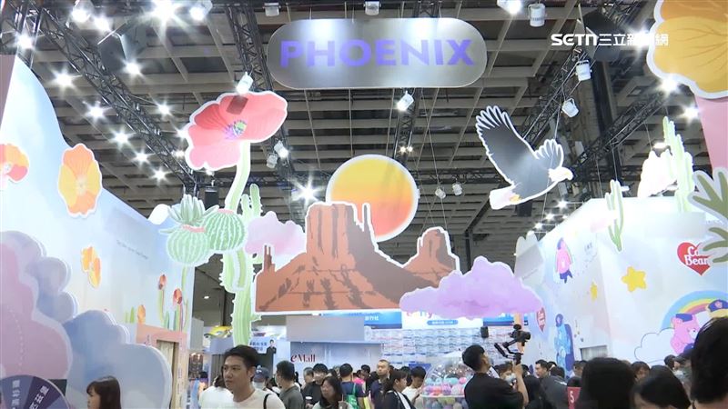 旅展人潮眾多，部分民眾被新航線所吸引