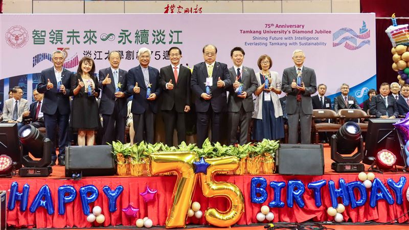 頒發感謝獎座，向支持淡江的捐款校友及企業致意。（圖／淡江大學提供）