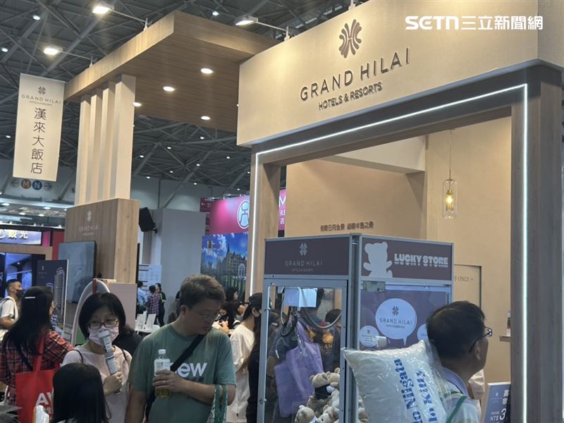 台北漢來大飯店現場獨家販售｢夢饗島語｣住房優惠，入住當晚島語保證訂位。（圖／記者蔣季容攝影）