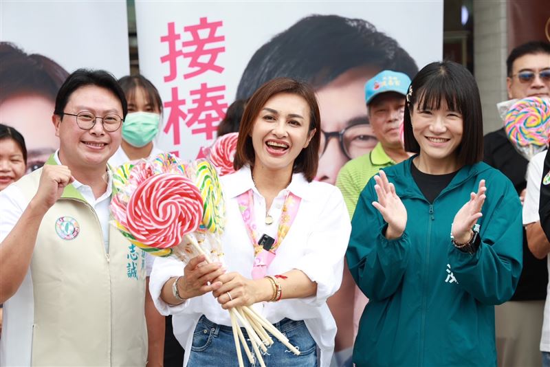 邱議瑩活動中拿出了特大號棒棒糖宣傳。（圖／翻攝自Threads @einn.chiu）