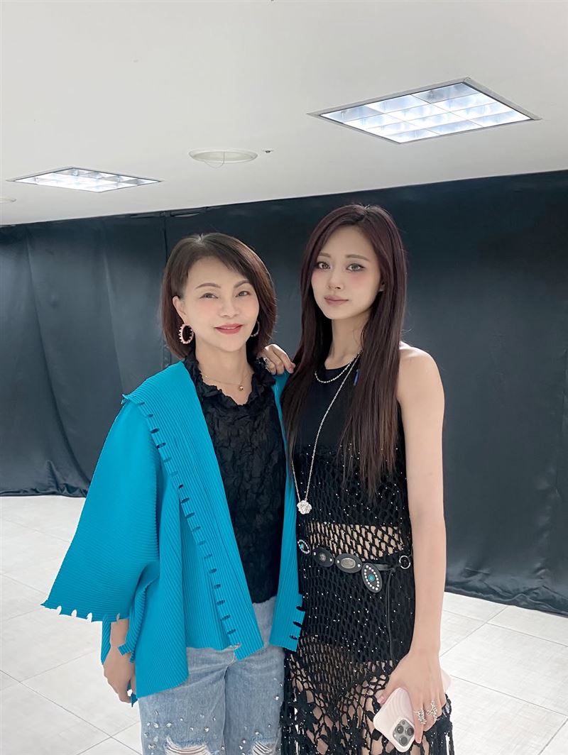 子瑜與媽媽一塊合照。（圖／翻攝自IG @topbeauty_lydia）