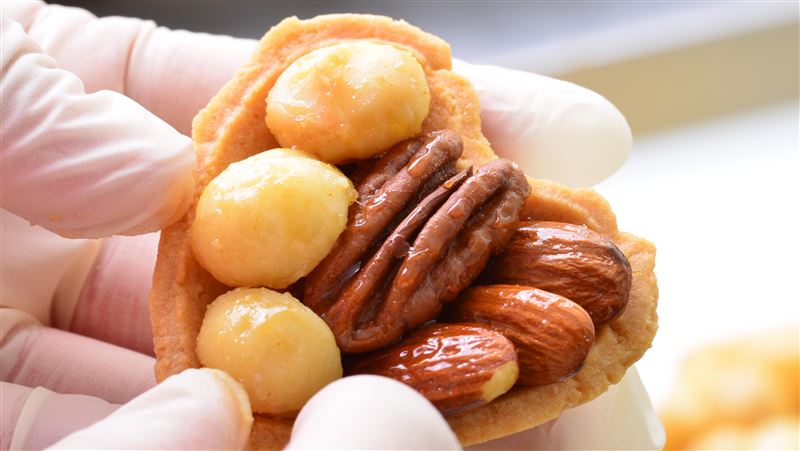 張育睿指出，市售堅果塔多以太妃糖調味，他則改以「紅糖與楓糖」混合，塔皮使用發酵奶油製作，保留酥香濃郁，但甜度大幅降低。（圖／張育睿提供）