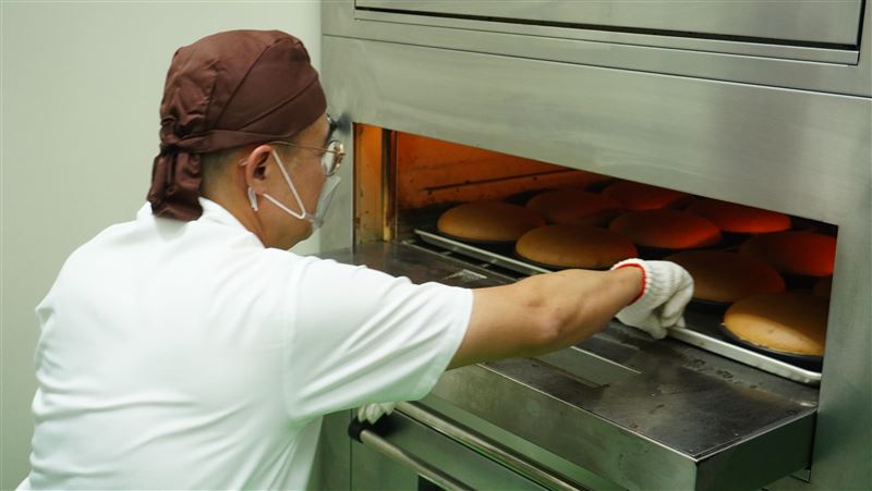 張育睿表示，為讓家人吃得健康，所有甜點堅持不添加人工香料與膨鬆劑，所以各項甜點研發皆曠時費日，才有現在的成就。（圖／張育睿提供）