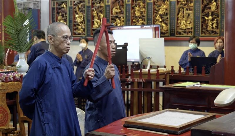 神明降駕鸞乩使用桃木筆書寫神諭文字。（圖／寶島神很大）