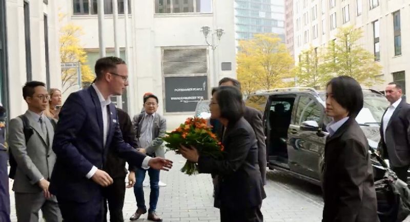 前總統蔡英文（中）抵柏林下榻飯店，結束長途飛行的她神情輕鬆，讚柏林天氣不錯，也關心記者冷不冷