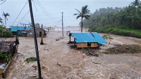 菲律賓卡坦端內斯省已有多處地區開始淹水。（圖／翻攝自X平台 @rapplerdotcom）