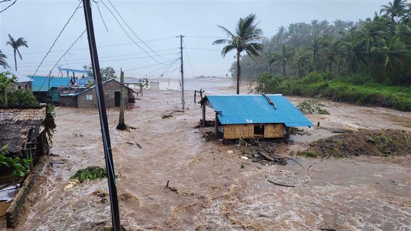 菲律賓卡坦端內斯省已有多處地區開始淹水。（圖／翻攝自X平台 @rapplerdotcom）