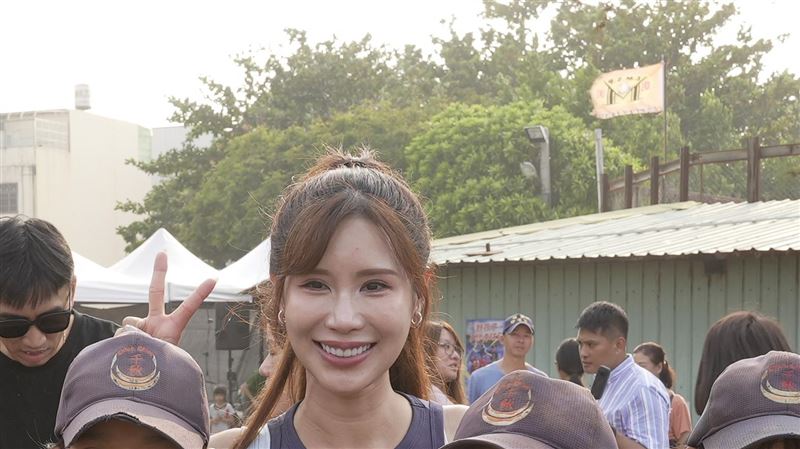 沐妍擔任球賽主持人。(圖/海爾斯提供)