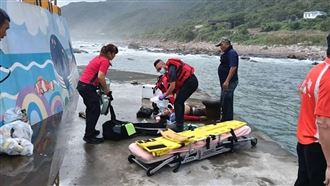 鳳凰颱風來襲，宜蘭近海海象惡劣，消防局救護人員為頭城桶盤堀漁港落海釣客急救後送醫搶救。（民眾提供）