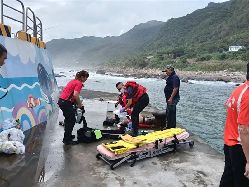 鳳凰颱風來襲，宜蘭近海海象惡劣，消防局救護人員為頭城桶盤堀漁港落海釣客急救後送醫搶救。（民眾提供）