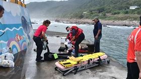 鳳凰颱風來襲，宜蘭近海海象惡劣，消防局救護人員為頭城桶盤堀漁港落海釣客急救後送醫搶救。（民眾提供）