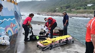 鳳凰颱風來襲，宜蘭近海海象惡劣，消防局救護人員為頭城桶盤堀漁港落海釣客急救後送醫搶救。（民眾提供）