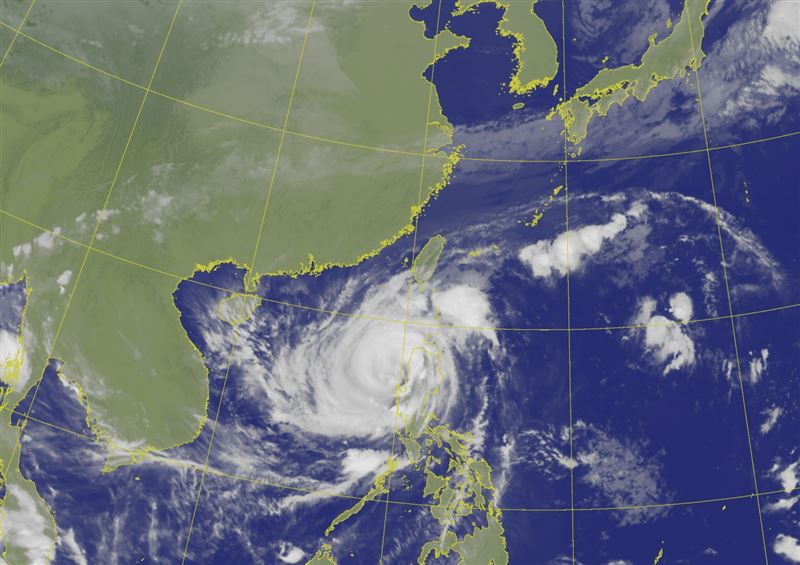 衛星雲圖可見鳳凰環流巨大。（圖／中央氣象署）