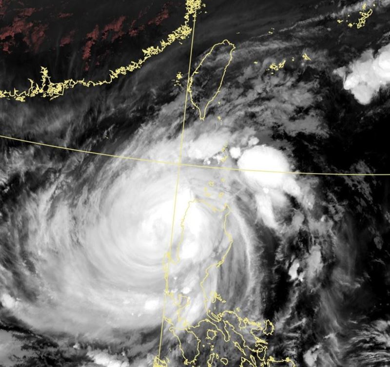 鳳凰整合中，雖然颱風眼已不明顯，但主要的雲系仍然存在，環流也還算完整。（圖／中央氣象署）