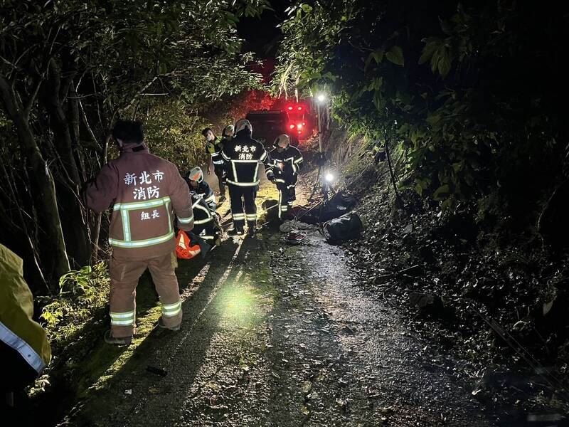 消防人員垂掛進行救援。（圖／翻攝畫面）