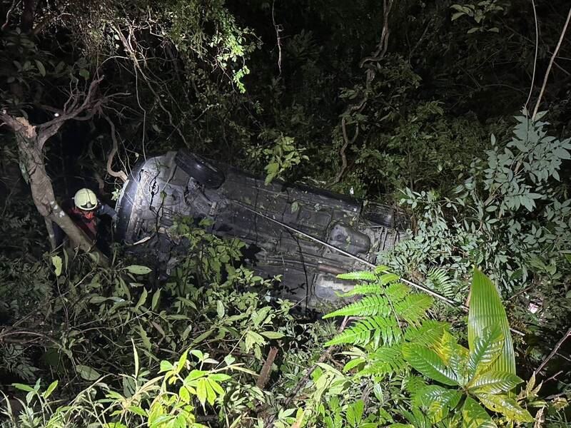 載妻返家，疑因天雨路滑車輛墜山谷。（圖／翻攝畫面）