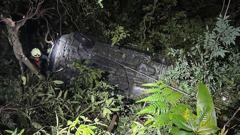 開車返家墜山谷「妻秒跳車逃生」夫遭夾困