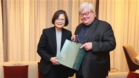 蔡英文與包瑞翰柏林會晤前總統蔡英文（左）9日下午抵達柏林後，與德台民間論壇德方主席包瑞翰（Reinhard Butikofer）會面，雙方就經濟合作、公民社會與自由價值等議題交換意見。（蔡英文辦公室提供）中央社記者林尚縈柏林傳真　114年11月10日