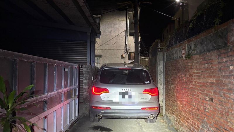 苗栗警匪追逐!駕駛拒檢狂飆車卡巷棄車逃