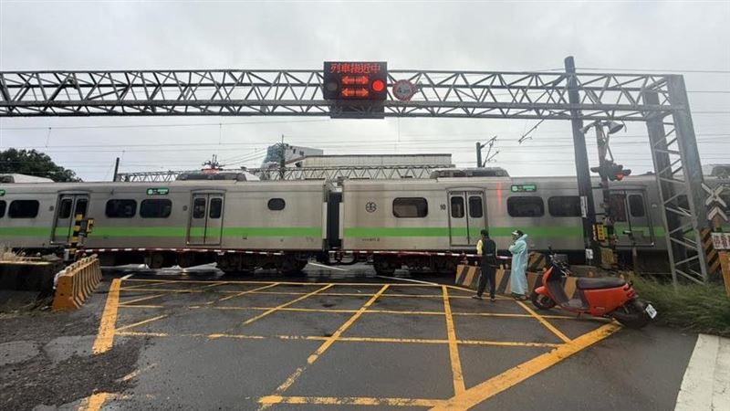 新/台鐵事故!機車平交道滑倒被撞卡車下