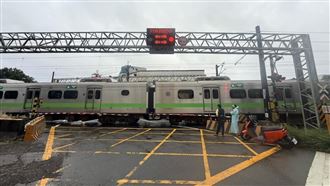 新／台鐵事故！機車平交道滑倒被撞卡車下