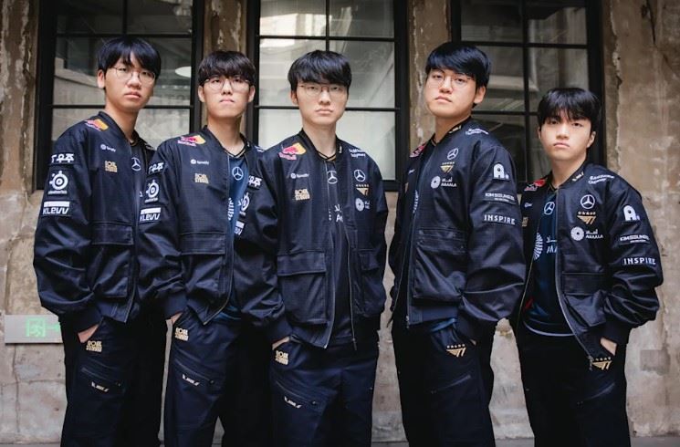 Faker（中）領軍T1奪下史上首次三連霸。（圖／翻攝自LoL Esports官網）