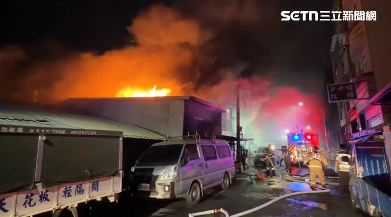 消防從火場中救出1人、1狗、1猴。（圖／翻攝畫面）