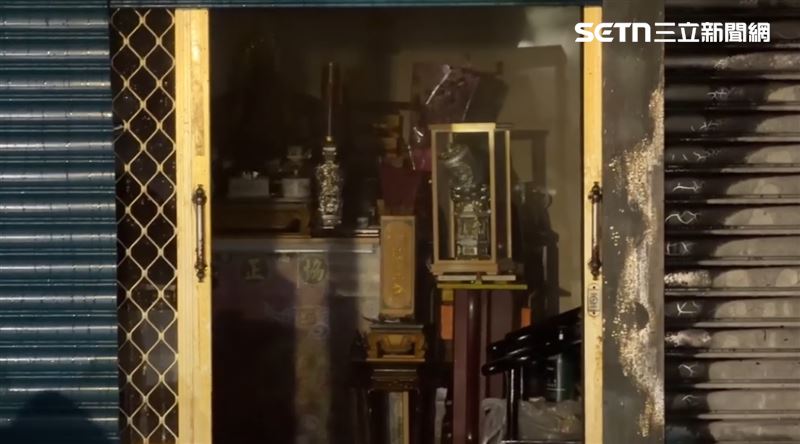 火勢延燒三戶，其中一間疑似神壇也被燻的焦黑。（圖／翻攝畫面）