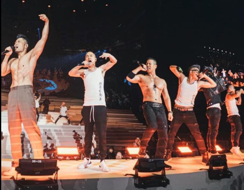 饒舌歌手出身的黃立成（左二），過去以麻吉成員身分走紅。（圖／翻攝自黃立成Threads）