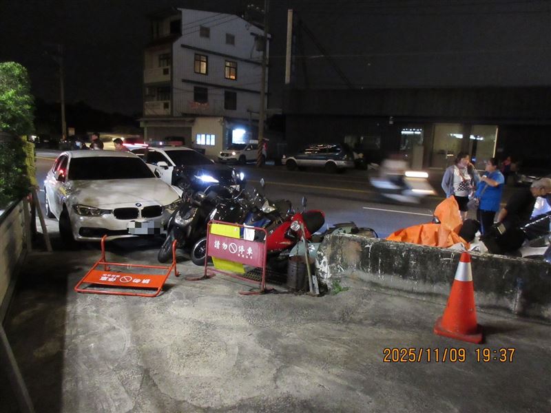 台中女開車睡著出車禍，衝撞停在路邊的BMW轎車及13輛機車。（圖／翻攝畫面）