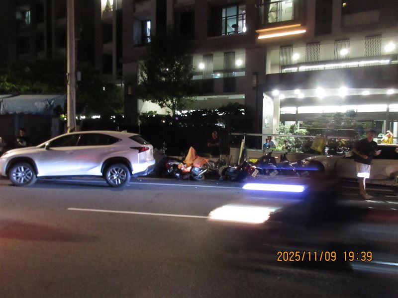 台中女開車睡著出車禍，衝撞停在路邊的BMW轎車及13輛機車。（圖／翻攝畫面）