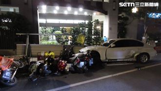 開車睡著慘了！台中女撞毀BMW轎車+13機車