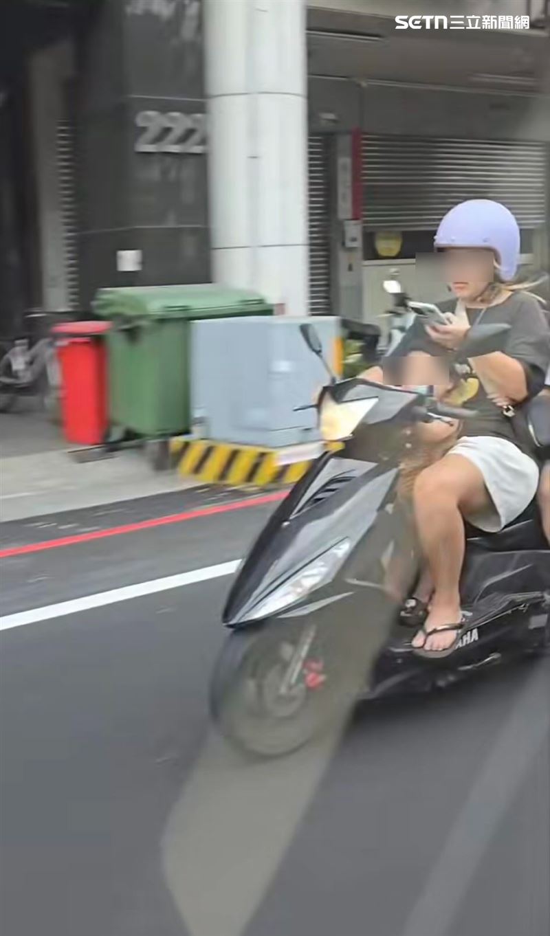 兩個孩子年紀看似僅幼稚園左右，腳還踩不到踏板，僅能緊抓車座，且兩個孩子都沒戴安全帽，女子一邊騎車、一邊將手機拿在手上，手把幾乎靠單手控制，令人看得搖頭。（圖／翻攝Threads antoineisyoung)