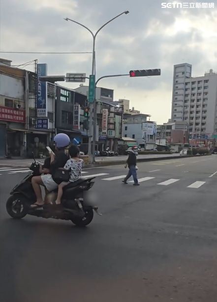 目擊者將影像上傳並寫下：「唉&hellip;&hellip;這位媽媽邊騎車還邊講手機，希望你們平安。」（圖／翻攝Threads antoineisyoung)
