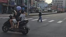 離譜媽騎車3貼未戴安全帽　邊騎邊講手機（圖／翻攝Threads antoineisyoung)