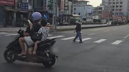 離譜媽騎車3貼未戴安全帽 邊騎邊滑手機